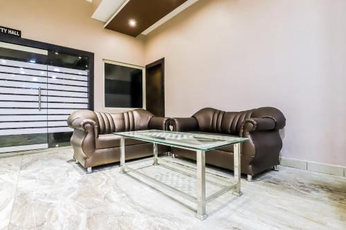 Khu vực ghế ngồi tại Hotel O by OYO CK Valley Hotel & Restaurant