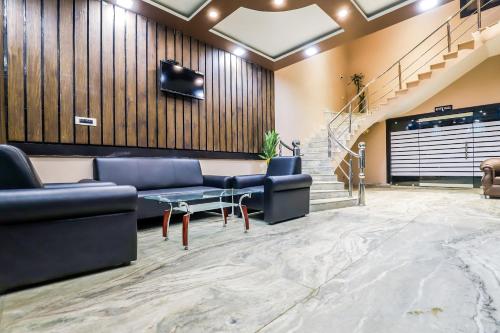 Khu vực ghế ngồi tại Hotel O by OYO CK Valley Hotel & Restaurant