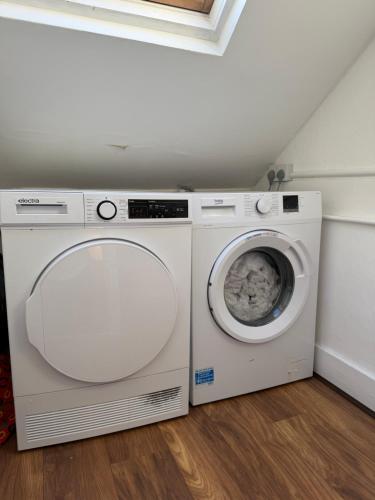 - un lave-linge et un sèche-linge dans la chambre dans l'établissement 43 Deluxe London Ensuites, à Londres