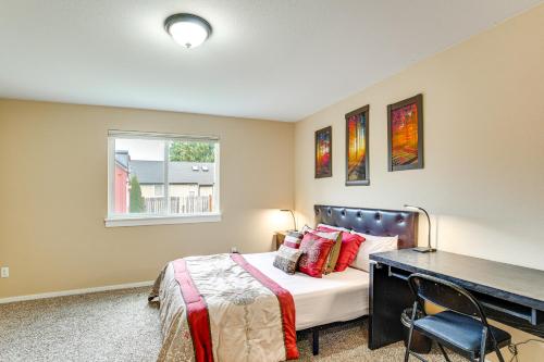 een slaapkamer met een bed, een bureau en een raam bij Puget Sound Single-Level Gem with Outdoor Fun! in Frederickson