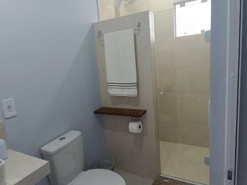 ein Badezimmer mit weißer Toilette und Dusche in der Unterkunft Studios Próx. à Praia de São Miguel | 4,9 km Beto Carrero in Gravata