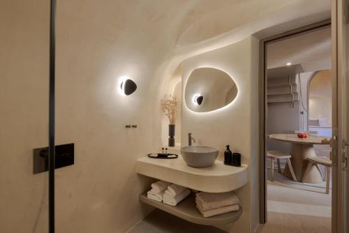 Caldera's Dream Cave House with hot tub & sea view