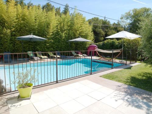 Piscina a Lou pastre o a prop