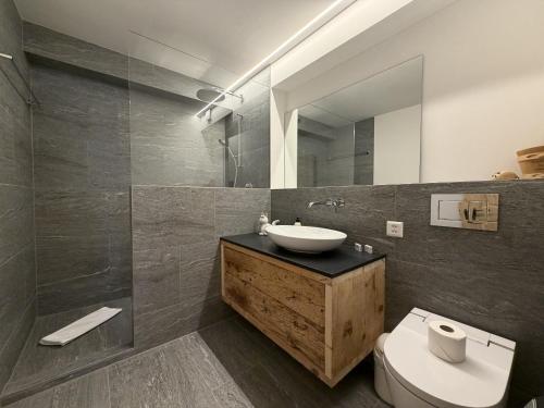 Ένα μπάνιο στο Casa Las Muotas