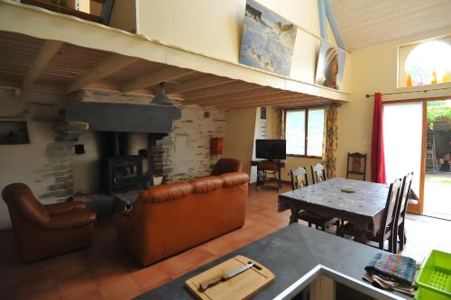ein Wohnzimmer mit Sofa und Kamin in der Unterkunft Gîte Erziwezh in La Porte