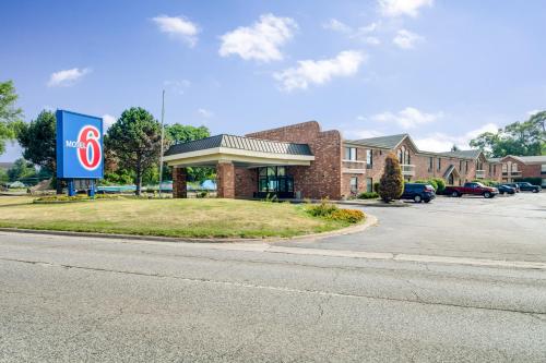 a gas station on the corner of a street at Motel 6-Waukegan, IL in Waukegan