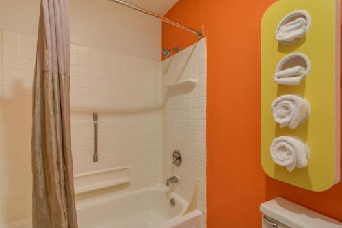 a bathroom with a tub and a shower with towels at Motel 6-Waukegan, IL in Waukegan
