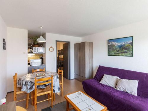 a living room with a purple couch and a table at Studio cabine cosy 5 pers, près des pistes, parking inclus - FR-1-404-16 in La Mongie