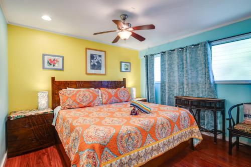 een slaapkamer met een bed en een plafondventilator bij Private Balcony! Lahaina Retreat with Ocean Access in Honokowai