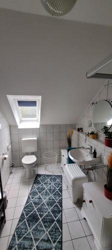 een badkamer met toilet, wastafel en bad bij Kahler Pőn in Willingen