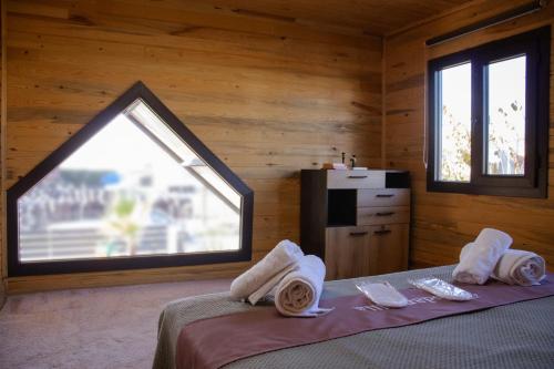 En eller flere senge i et værelse på Wooden villas