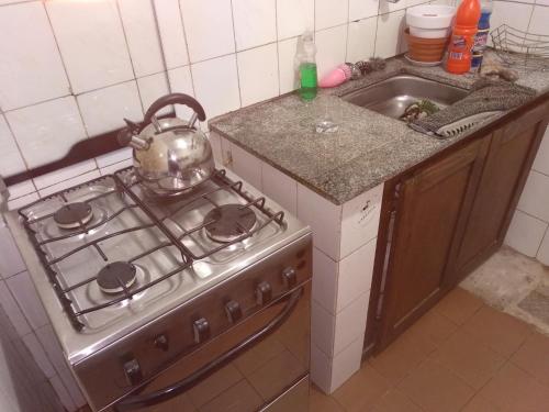 蒙得维的亚Palermo Candombe House的厨房配有炉灶和茶壶