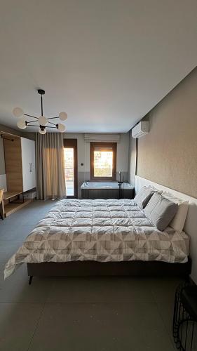 En eller flere senge i et værelse på Suite Rooms-Fine Living VEVI