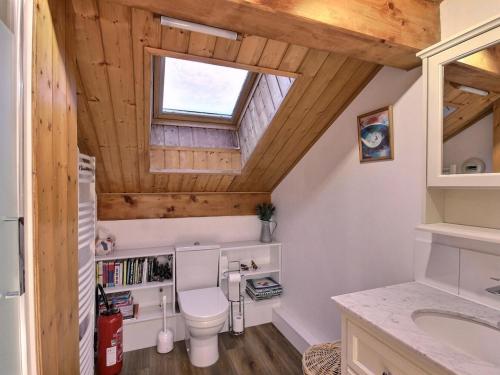 Koupelna v ubytování Chalet confortable avec billard, cheminée et Wifi à Vallandry - FR-1-411-545