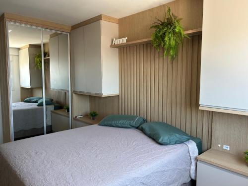 En eller flere senge i et værelse på Apto com linda vista para o Mar