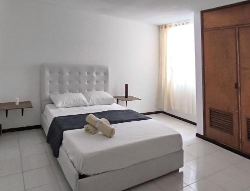 En eller flere senge i et værelse på Arya Land Yoga Hostel