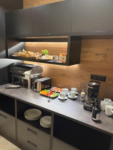 eine Küche mit einer Theke mit Essen darauf in der Unterkunft Vila Vento in Veľký Slavkov