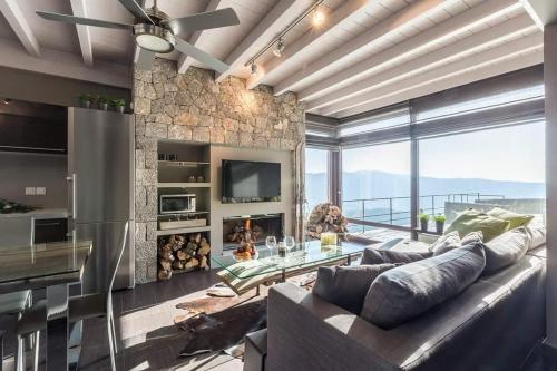 Deluxe Villa by White Hills Outdoor Hot Tub