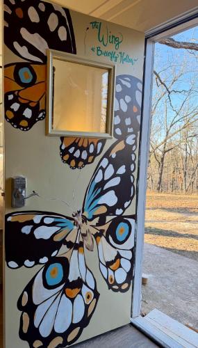 una grande farfalla dipinta sul lato di un edificio di The Wing - luxurious king suite tiny studio home! a Eureka Springs