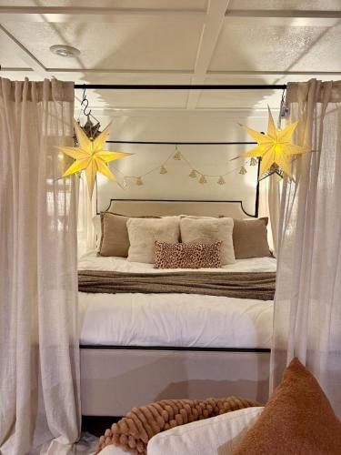 Posezení v ubytování The Wing - luxurious king suite tiny studio home!