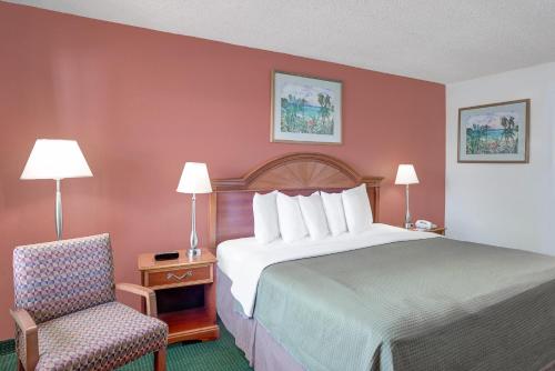 Ένα ή περισσότερα κρεβάτια σε δωμάτιο στο Howard Johnson by Wyndham Ft. Myers FL