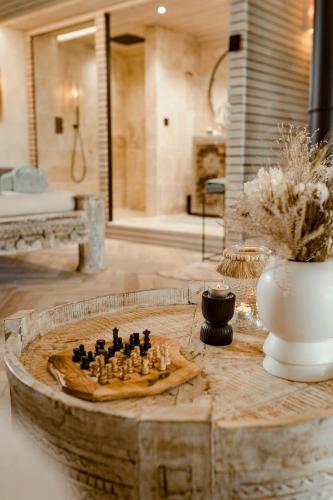 a chess board on a table in a room at La suite Hindi in Hollange