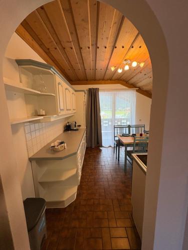 een keuken met een boog naar een eetkamer bij Haus Karin Mallnitz in Mallnitz