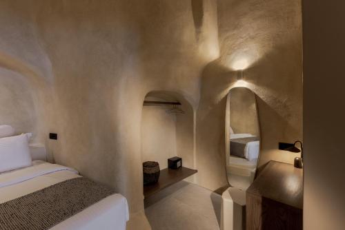 Caldera's Dream Cave House with hot tub & sea view