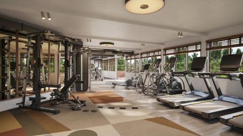 ein Fitnessstudio mit mehreren Laufbändern und Ergometern in der Unterkunft Hotel Indigo London K West Shepherd's Bush by IHG in London