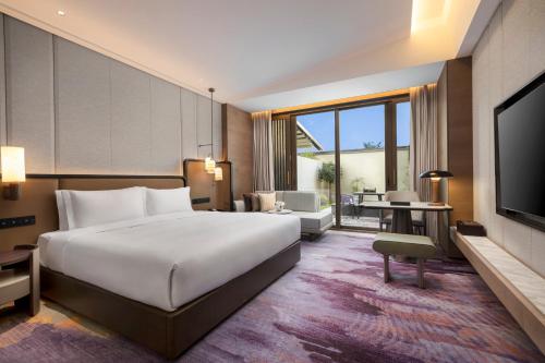 En eller flere senge i et værelse på HUALUXE Hotels and Resorts Xianyang