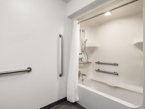 Et badeværelse på Garner Hotel Victoria - East by IHG