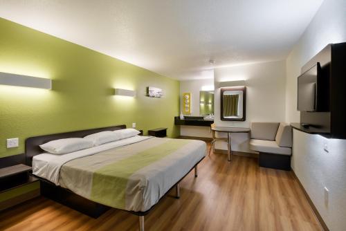 Katil atau katil-katil dalam bilik di Motel 6-Charles Town, WV