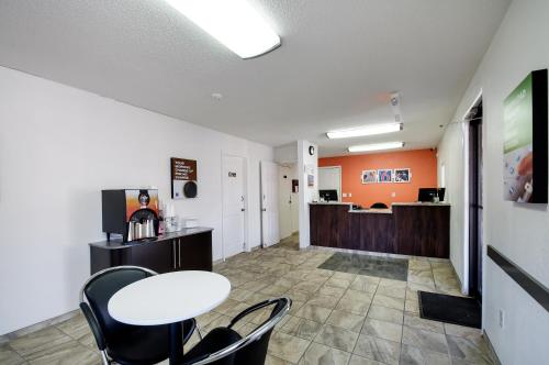 Dapur atau dapur kecil di Motel 6-Charles Town, WV