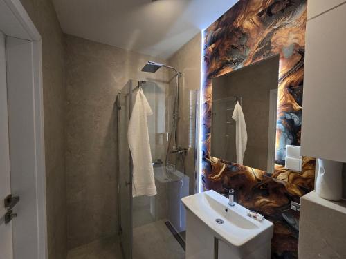 een badkamer met wastafel, douche en toilet bij Studio Małgosia in Busko-Zdrój