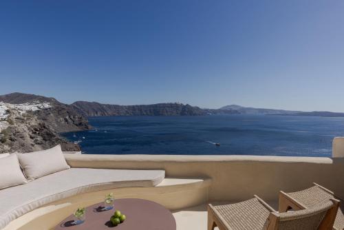 Caldera's Dream Cave House with hot tub & sea view