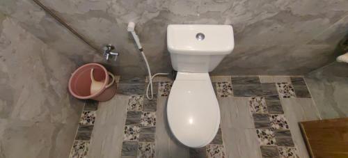 bagno con servizi igienici bianchi in camera di Eashanti's Place a San Vicente