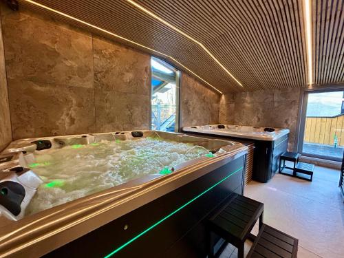 una grande vasca idromassaggio in una stanza di Apartamenty Krupówki 20 a Zakopane
