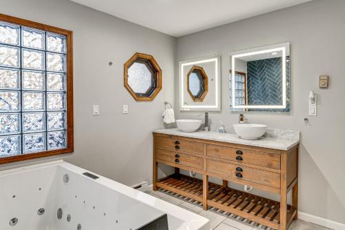 Et badeværelse på Hot Tub and Game Room Spacious Poconos Escape!