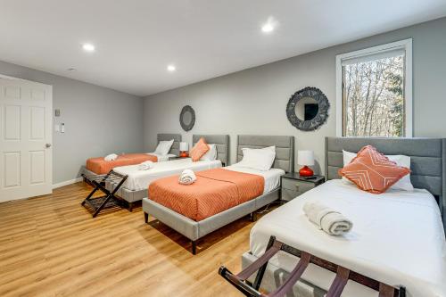 En eller flere senge i et værelse på Hot Tub and Game Room Spacious Poconos Escape!