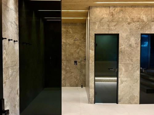 un bagno con due ascensori e una porta in vetro di Apartamenty Krupówki 20 a Zakopane