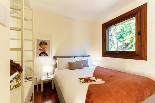 une chambre avec un lit avec un plateau dessus dans l'établissement Villa Mara - by MyHomeInComo, à Côme