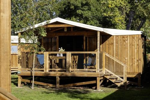 Bygningen som campingpladsen ligger i