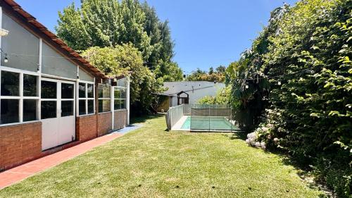 een lege tuin naast een bakstenen gebouw bij PH tipo casa, con parque y pileta, en La Plata , barrio norte in La Plata