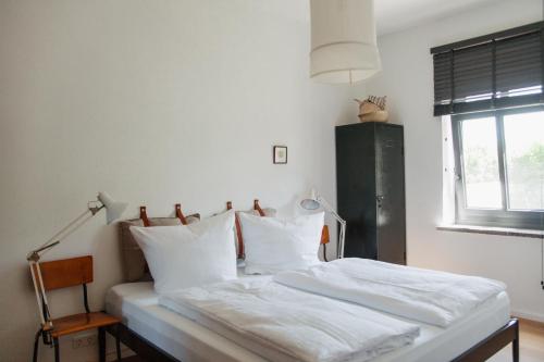 Giường trong phòng chung tại Urlaub im Alten Kutscherhaus