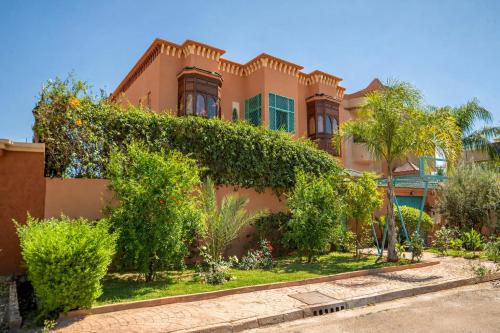 Un edificio con un'edera sul lato. di Riad RAM a Marrakech