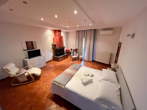 een slaapkamer met een groot bed en een woonkamer bij Casza me in Bronte