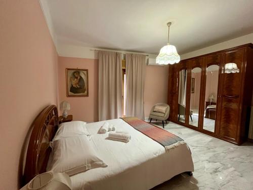 een slaapkamer met een groot bed en een grote spiegel bij Casza me in Bronte