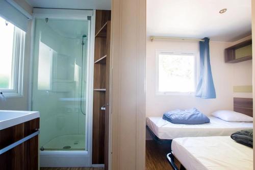 Et badeværelse på Camping 4 étoiles - Parc aquatique - ccbecab