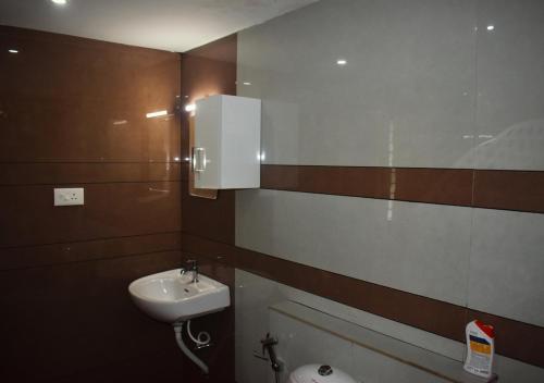 een badkamer met een wastafel en een toilet bij MeadowView Cottage Marari in Mararikulam