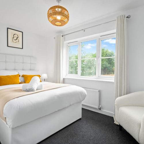 En eller flere senge i et værelse på Cozy Two Bed House - Garden - Parking - Smart TV - 2GMS